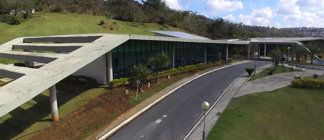 Fachada e via de acesso do Terra Santa Cemitério Parque